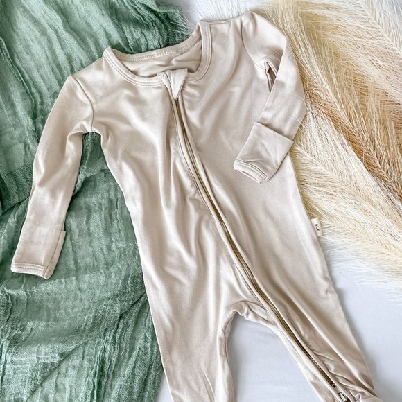 NWT Bear's Little Fish Bamboo Zippered Romper Sand Dune 0-3 Months - Picture 4 of 6